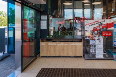 Modern bir mağazada ayrı bir çöp tenekesi için çöp kutusu. Çevre ekolojisi kavramı. Metin için kopyalama alanı olan arkaplan. İllüstrasyon başyazısı. 8 Haziran 2021 Balti Moldova.