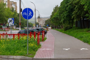 Şehir ortamında kaldırımlar. Metin veya yazıtlar için kopyalama alanı olan bir arkaplan. İllüstrasyon başyazısı. 14 Haziran 2021 Balti Moldova.