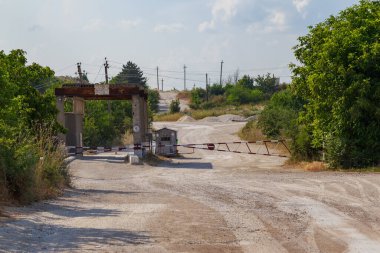 Taş ocağında, doğal taş ve kireçtaşının çıkarılması için bir bariyer. İllüstrasyon başyazısı. 18 Temmuz 2021 Brynzen Moldova.