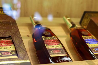 Tezgahta elit lüks alkol ya da şarap dükkanında vitrin. İllüstrasyon başyazısı. 25 Eylül 2021 Balti Moldova.