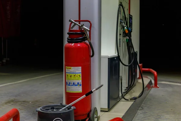Brandblusser Een Brandveiligheidsvereiste Benzinestation Voor Transport Achtergrond Met Kopieerruimte Voor — Stockfoto