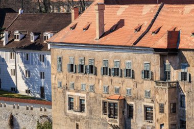 Yıllanmış cephesi ve kırmızı kiremitli çatısına sahip tarihi Avrupa mimarisi.
