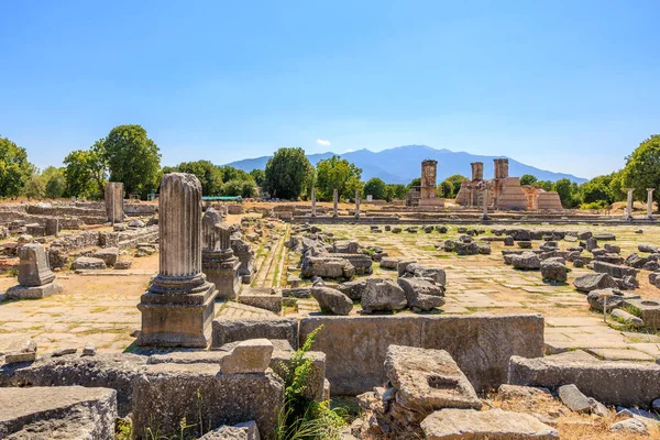 Bir sürü taş sütun ve bir kaç ağacın olduğu geniş açık bir alan. Gökyüzü açık ve güneş ışıl ışıl parlıyor. Yunanistan 'ın antik Filippi kentinin kalıntıları