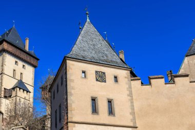 Açık mavi gökyüzüne karşı saat kulesi olan tarihi Avrupa kalesi.