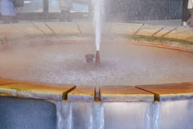 Kırsal taştan havzada kaynayan doğal kaynak çeşmesi, doğal gayzer..