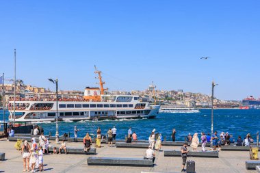 Neşeli İstanbul Limanı 'nda güneşli havalarda çeşitli kalabalıklarla dolu bir feribot. 12 Ağustos 2025 İstanbul Türkiye.