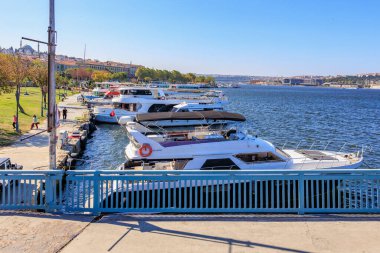 Rıhtımlı tekneler ve park ziyaretçileriyle güneşli bir gün. 12 Ağustos 2025 İstanbul Türkiye.