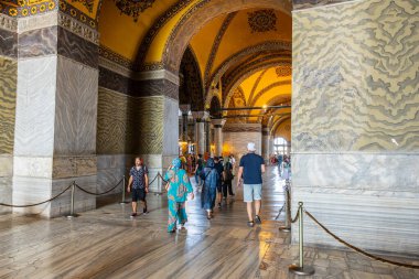 Tarihi camiyi ayrıntılı bir mimari ve dekorla gezen turistler. 12 Ağustos 2025 İstanbul Türkiye.