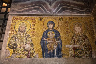 Meryem ve çocuğun yer aldığı kilisedeki dini figürlerin Bizans mozaiği. 12 Ağustos 2025 İstanbul Türkiye.