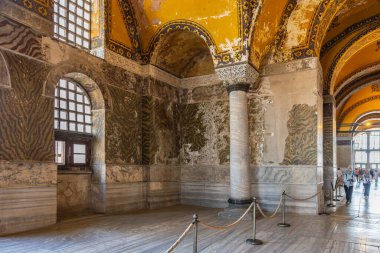 İç hagia 'nın mimari ihtişamı mermer sütunlar ve yüksek tavanlar ile. 12 Ağustos 2025 İstanbul Türkiye.