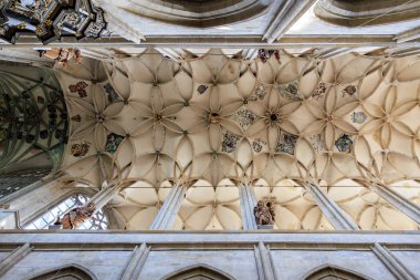 Mimari detaylar ve taş oymalarla süslü gotik katedral tavanı 22 Mart 2025, Kutna Hora, Çek Cumhuriyeti.