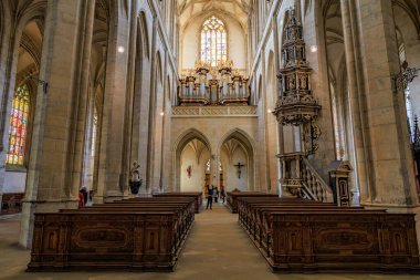 Gotik katedral içi boyalı cam ve süslü minber ile 22 Mart 2025, Kutna Hora, Çek Cumhuriyeti.