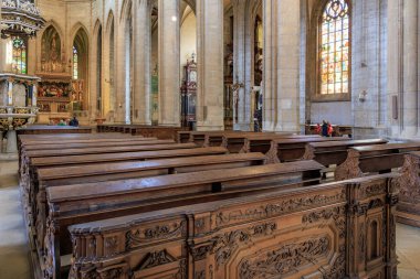 Tarihi katedraldeki ahşap kilise sıralarını boyalı camlarla donatın 22 Mart 2025, Kutna Hora, Çek Cumhuriyeti.