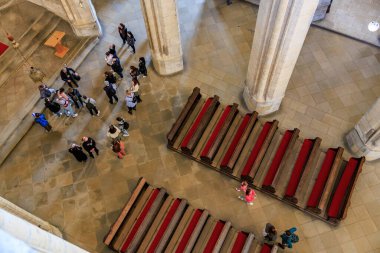 22 Mart 2025, Kutna Hora, Çek Cumhuriyeti Ortaçağ Katedrali 'ndeki tur grubunun hava görüntüsü..