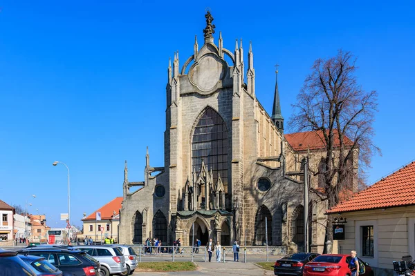 Görkemli gotik kilise mimarisi ziyaretçilerle açık bir günde 22 Mart 2025, Kutna Hora, Çek Cumhuriyeti.