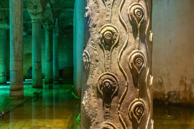 İstanbul 'da oyulmuş sütun desenleri ile antik bazilika sarnıç iç.