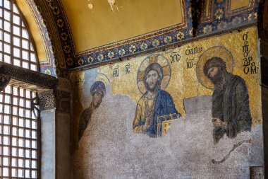 Hagia 'da Bizans mozaiğinde dini figürlerin ikonik haleleriyle tasvir edilmesi..