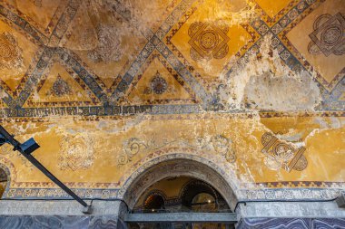 Tarihi mimarinin kehribar tavanında antik Bizans mozaikleri.