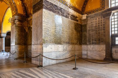 Mermer duvarları ve süslü kemerleri olan tarihi hagia 'nın içi..