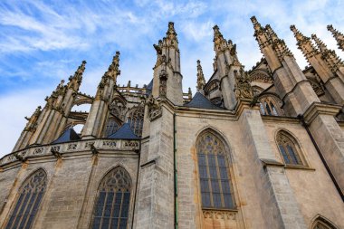 Tarihi katedralin gotik mimarisi. Detaylı taş kuleleri ve vitray pencereleri var..