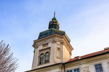 Mavi gökyüzüne karşı süslü kulesi olan tarihi Avrupa binası.