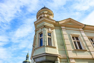 Mavi gökyüzüne karşı kulesi olan tarihi mimari bina.