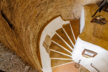 Tarihi taş bina içinde sarmal ahşap merdivenler. 18 Mart 2025, Madalyon, Çek Cumhuriyeti.