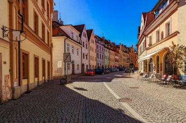 Güneşli bir günde tarihi binaları ve kaldırımlı yolları olan Avrupa caddeleri büyüleyici. 18 Mart 2025, Madalyon, Çek Cumhuriyeti.