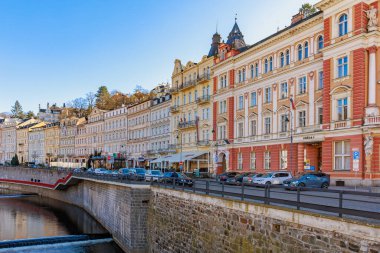 Karlovy Çech Cumhuriyeti 'nde tarihi mimari ve nehir manzarası çeşitlidir. 18 Mart 2025, Karlovy Vary, Çek Cumhuriyeti.