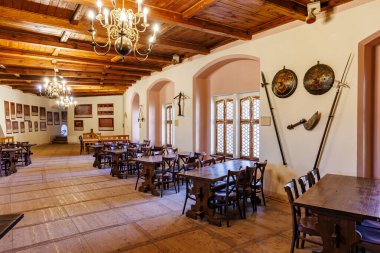 Ahşap tavanlı ve ortaçağ dekorlu tarihi yemek salonu. 18 Mart 2025, Madalyon, Çek Cumhuriyeti.