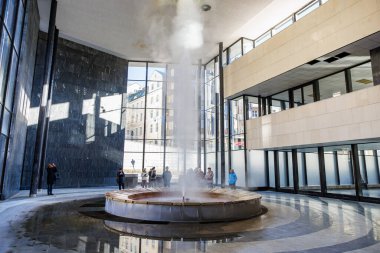 Modern mimaride ziyaretçilerin olduğu kapalı mekan gayzer cazibesi, Karlovy çeşitlilik gösterir. 18 Mart 2025, Karlovy Vary, Çek Cumhuriyeti.