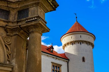 Mavi gökyüzü arka planına sahip tarihi Avrupa kale kulesi. 17 Mart 2025, Konopiste Şatosu, Çek Cumhuriyeti.