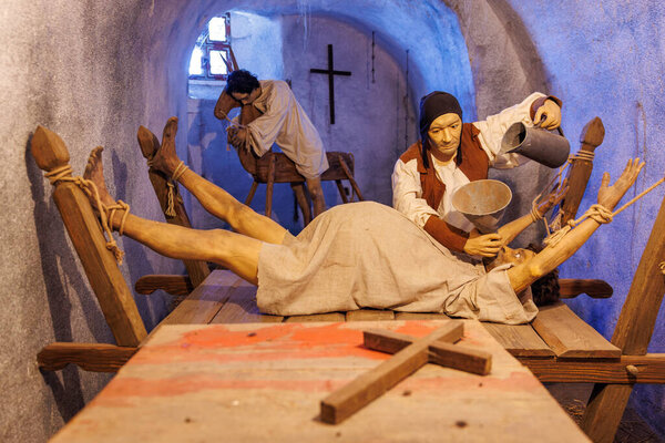 Средневековая сцена пыток с женщиной-жертвой и мужчиной-инквизитором в темнице. 18 марта 2025 года, Минск, Чехия.