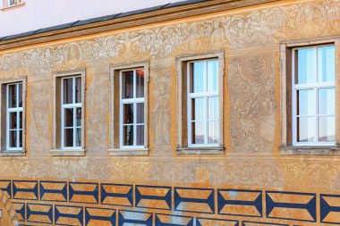 Süslü detaylar ve pencereleri olan tarihi mimari cephe. 16 Mart 2025, Hruba Skala Şatosu, Çek Cumhuriyeti.