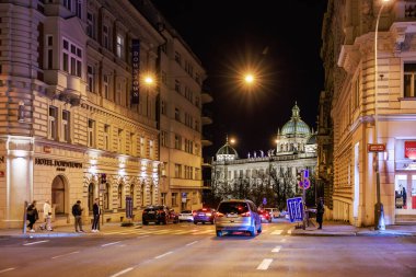 Prag 'da Wenceslas Meydanı manzaralı ve şehir ışıklarıyla bir gece manzarası. 22 Mart 2025 Prag Çek Cumhuriyeti.