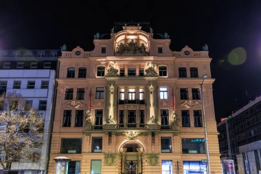 Geceleyin dekoratif mimari ile tarihi Avrupa binasını aydınlattı. 22 Mart 2025 Prag Çek Cumhuriyeti.