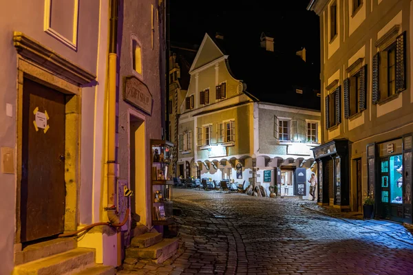 Cobblestone Caddesi 'nde geceleyin Avrupa' nın antika bir kasabasında. 20 Mart 2025, Cesky Krumlov, Çek.