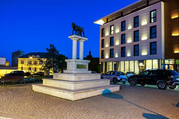 Akşam şehir meydanında tarihi dişi kurt heykeli aydınlatıldı. 3 Mayıs 2025 Romanya.