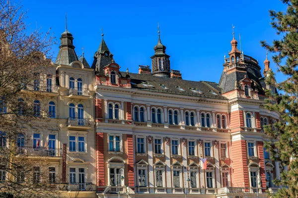 Tarihsel Avrupa mimarisi: kuleleri ve balkonları olan zarif çok katlı binalar. 19 Mart 2025, Karlovy Vary, Çek Cumhuriyeti.