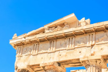 Binanın çok fazla detayı var ve çok eski. Arka plandaki mavi gökyüzü tarih ve ihtişam duygusunu artırır.