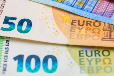 50 ve 100 'lük banknotları gösteren çeşitli avro banknotlarının yakın çekimi.
