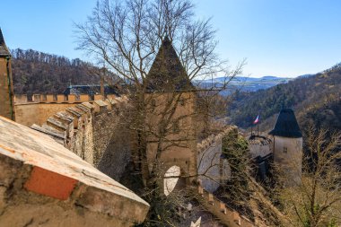 Kulesi ve duvarları manzaralı tarihi bir şato..