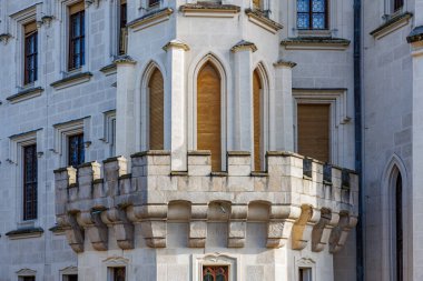 Taş kirişli ve kemerli pencereli tarihi gotik kale cephesi mimarisi.