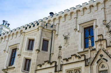 Ortaçağ elementleri ve dekoratif pencerelerle tarihi kalenin Gotik yeniden canlandırma mimarisi.