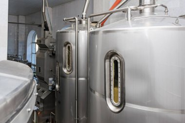 Paslanmaz çelik ekipmanlı modern sanayi bira fabrikası tankları.