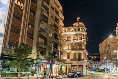 Aydınlatılmış bina ve mimariyle Avrupa 'nın tarihi sokak sahnesi. 8 Mart 2025 Bükreş Romanya.