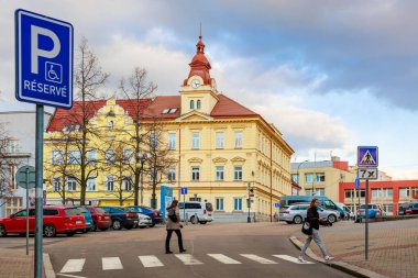 Şehir merkezinde saat kulesi ve park levhası olan tarihi Avrupa binası. 17 Mart 2025, Benesov, Çek Cumhuriyeti.