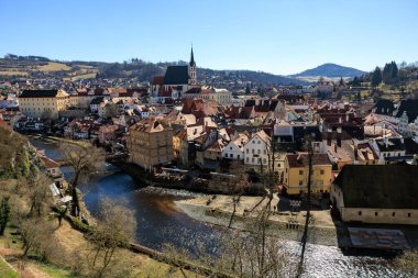 Cesky Krumlov 'un tarihi mimarisi ve Vltava nehrinin manzarası. 20 Mart 2025, Cesky Krumlov, Çek.