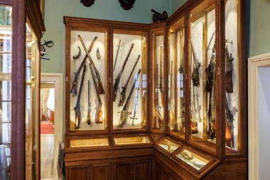 Tarihi bir müze ortamında antik ateşli silah gösterisi. 20 Mart 2025, Cesky Krumlov, Çek.