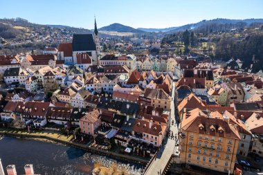 Renkli evleri ve kilisesi olan tarihi Avrupa kasabasının havadan görünüşü. 20 Mart 2025, Cesky Krumlov, Çek.